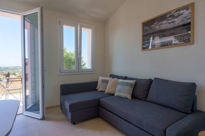 Appartamento intero, Appartamento 'Sughereto 1' con vista mare, Wi-Fi e aria condizionata in Aglientu, Gallura