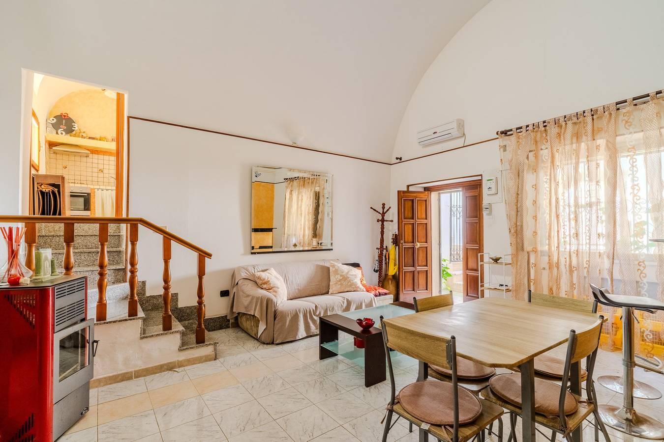 Appartamento intero, Appartamento 'Elena Inn' con terrazza privata, Wi-Fi e aria condizionata in Matino, Golfo di Taranto