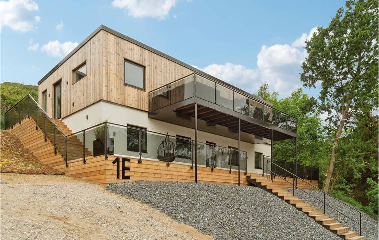Ferienhaus für 12 Personen, mit Terrasse und Garten sowie Pool und Sauna