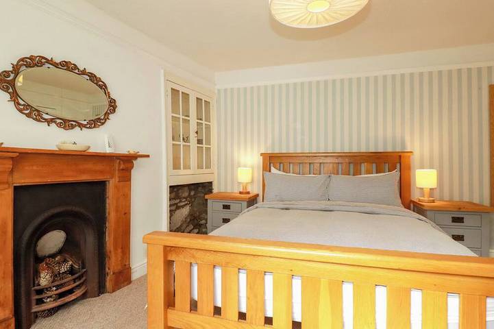 Dolphin Cottage, pet friendly, character holiday cottage in Flushing in Flushing, Cornwall