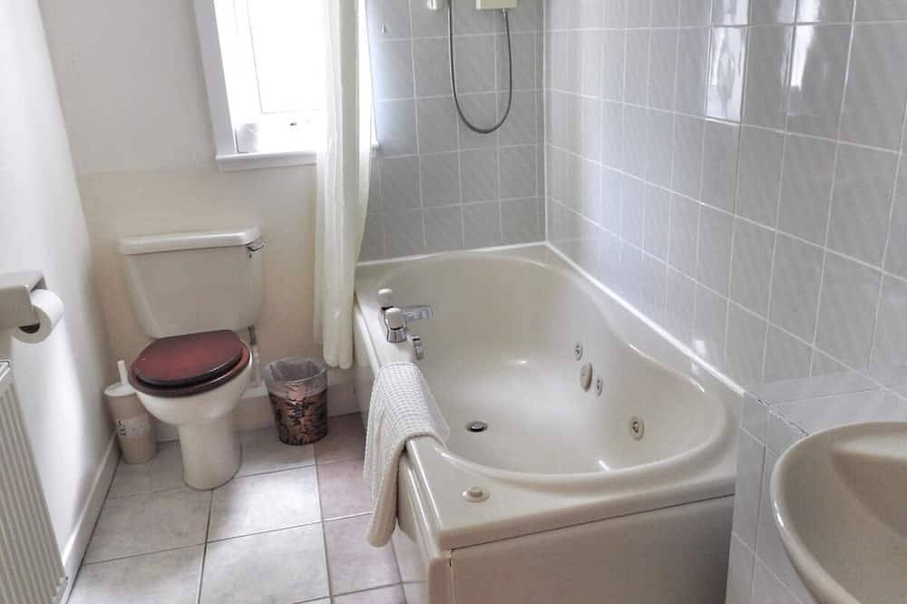 Achateny Cottage, 200m From a beautiful sandy Beach. in Highlands