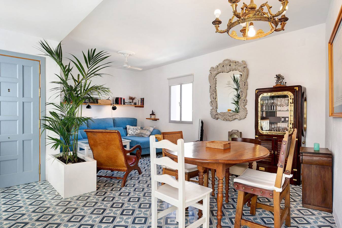 Entire apartment, Holiday Apartment "Aba Dalí Golden" with Sea View, Shared Terrace & Wi-Fi in Conil de la Frontera, Costa de la Luz