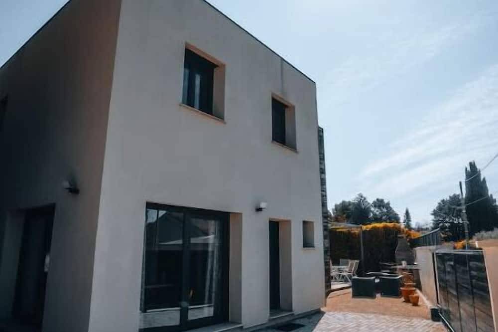 Modern villa with Jacuzzi near Avignon in Le Thor, Vaucluse