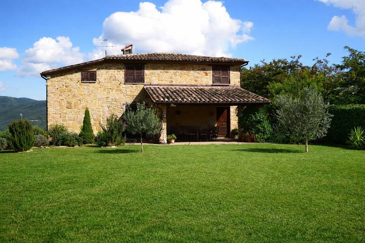 Casa vacanza per 12 persone, con balcone e giardino a Castelraimondo