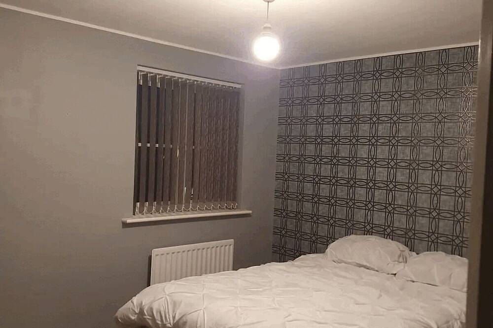 5 bedroom large home with Parking in Rugby in Warwickshire