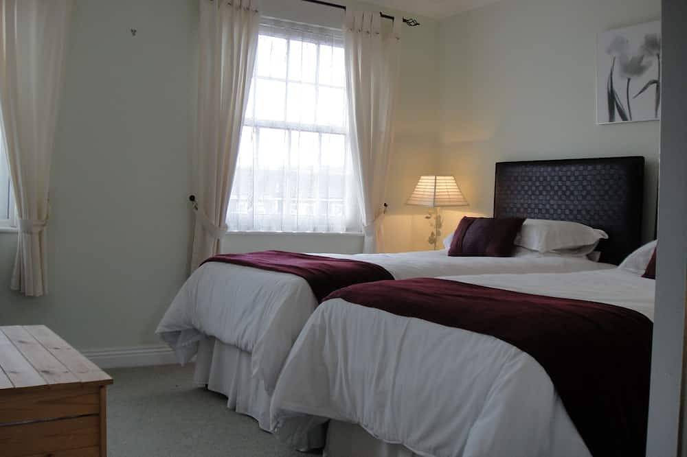 Modern flint stone cottage, moments from beach (child friendly) in Botany Bay, Kent