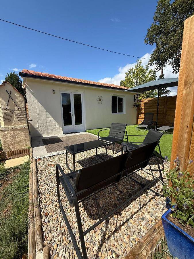 Chalet pour 2 personnes, avec Terrasse ainsi que Jardin et Piscine