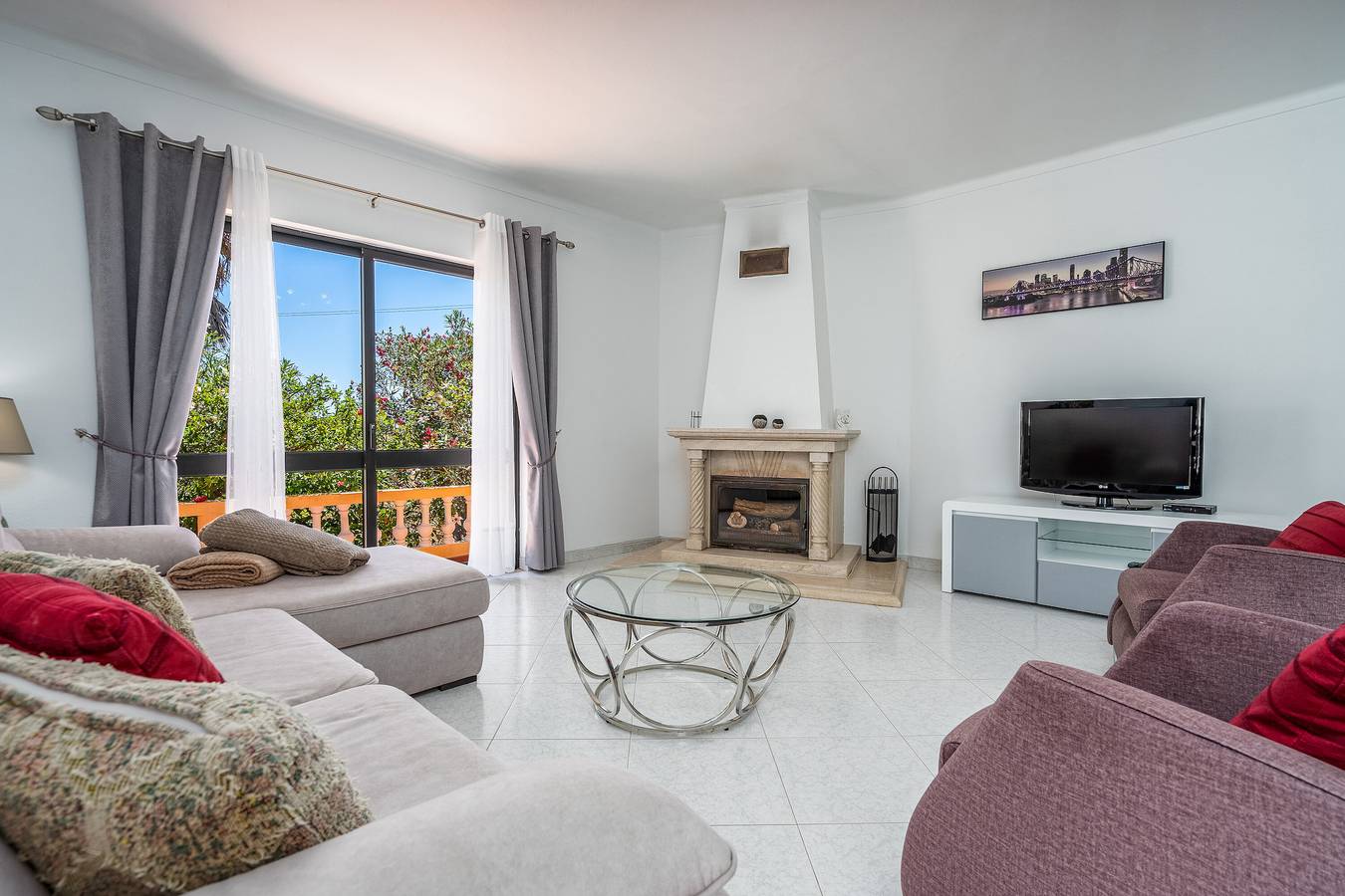 Casa vacanze 'Villa Das Nogueiras' con piscina privata, Wi-Fi e aria condizionata in Lagoa, Distretto di Faro