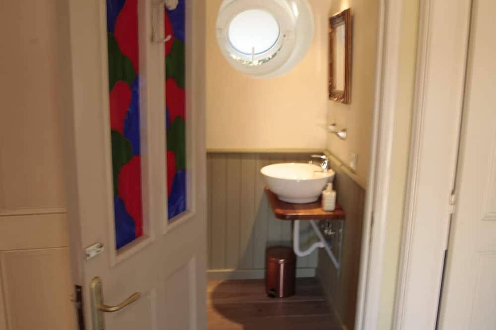 Entire apartment, Tudors Garden Villa Rhodes.Garden apart Beach & Old Town 8 mins walk, Sea view in Rhodos City, Rhodes