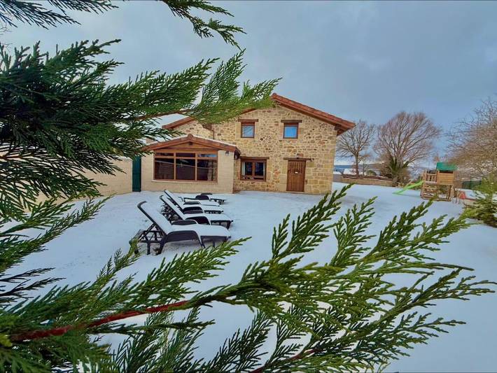 Casa de vacaciones para 14 personas, con jardín además de vistas al lago y vistas en Montañas de Burgos