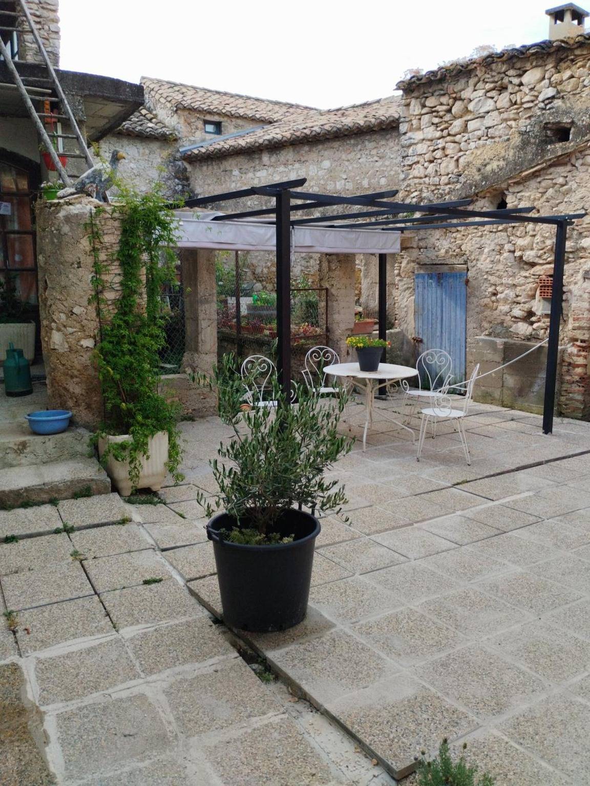 Hel lejlighed, Raymond's Studio Retreat in Verfeuil – Peaceful Stay Near Uzès & Barjac in Verfeuil, Nimes Området