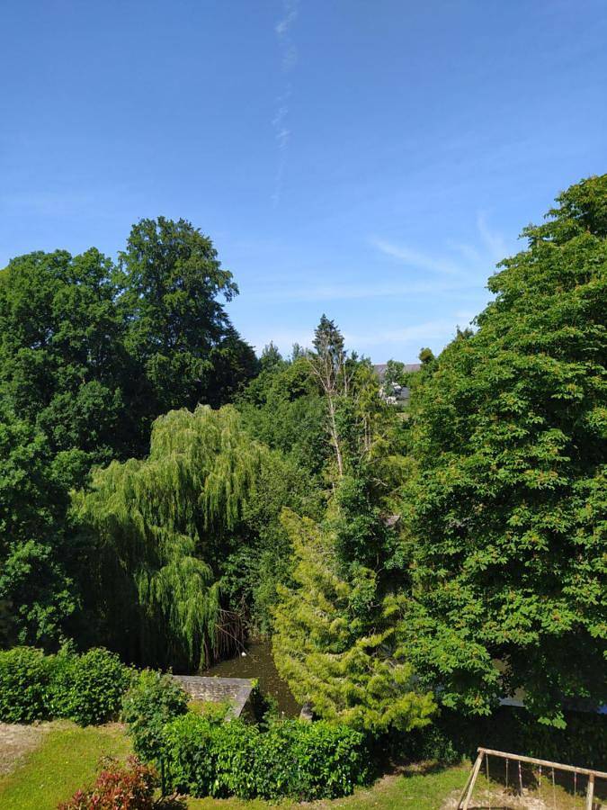 Gîte pour 2 personnes, avec vue sur le lac et jardin ainsi que vue et piscine à Taden - 2