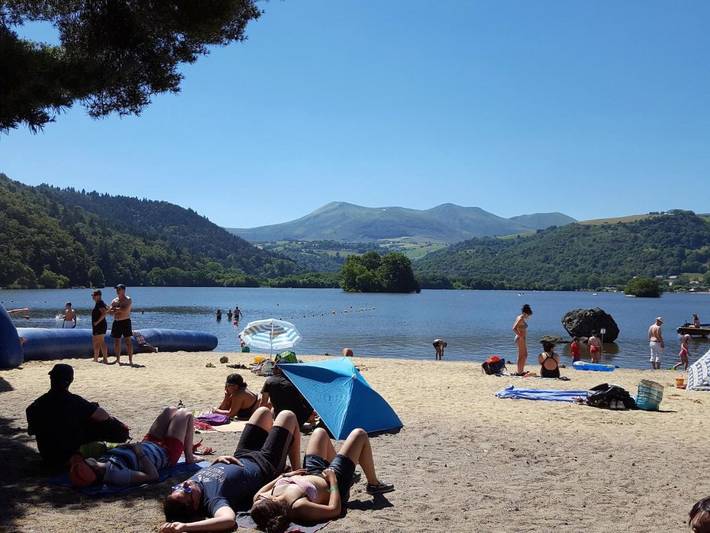 Location de vacances pour 4 personnes, avec vue sur le lac ainsi que vue et jardin, adapté aux familles à Chambon-sur-Lac - 4