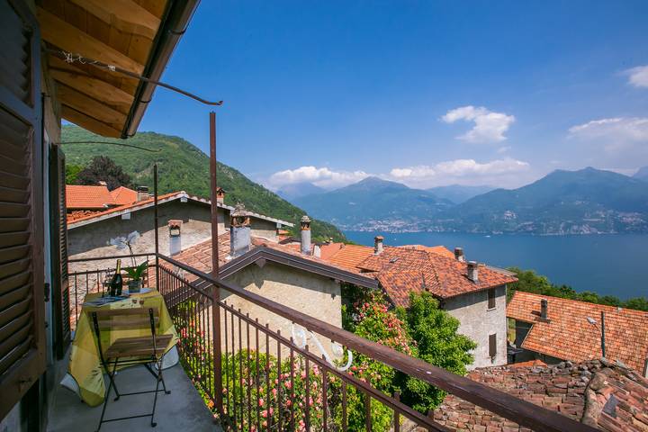 Casa vacanza per 8 persone, con vista lago e balcone, adatto a famiglie con bambini in Lombardia
