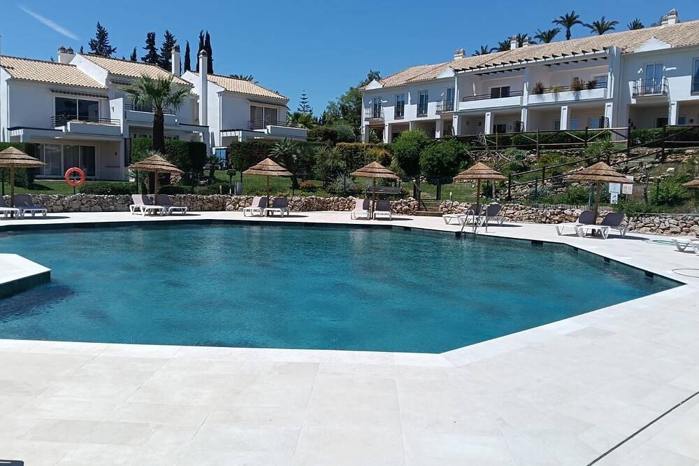 Luxury,fenced townhouse, large garden, swimming pool near golf courses 7 pers. in Paraiso Park, Benahavís