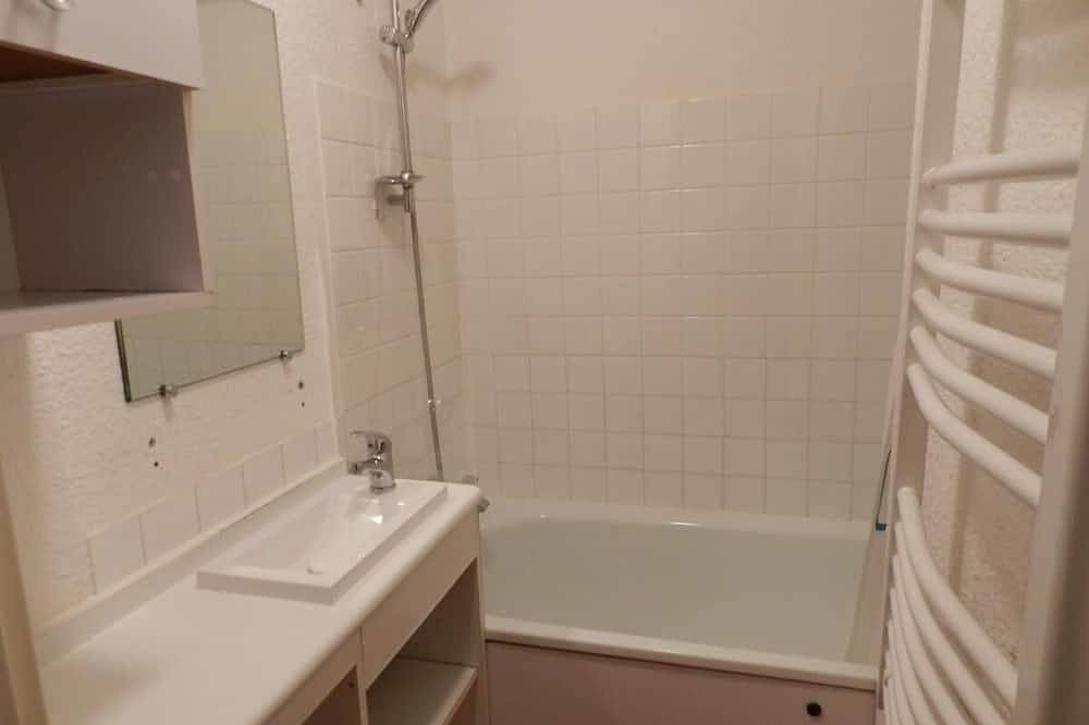 Appartement entier, À 100m des pistes de ski, vue pistes de ski/vallée, balcon, parking, casier à ski, 30-32m² in La Ferrière, Le Pleynet Les Sept Laux