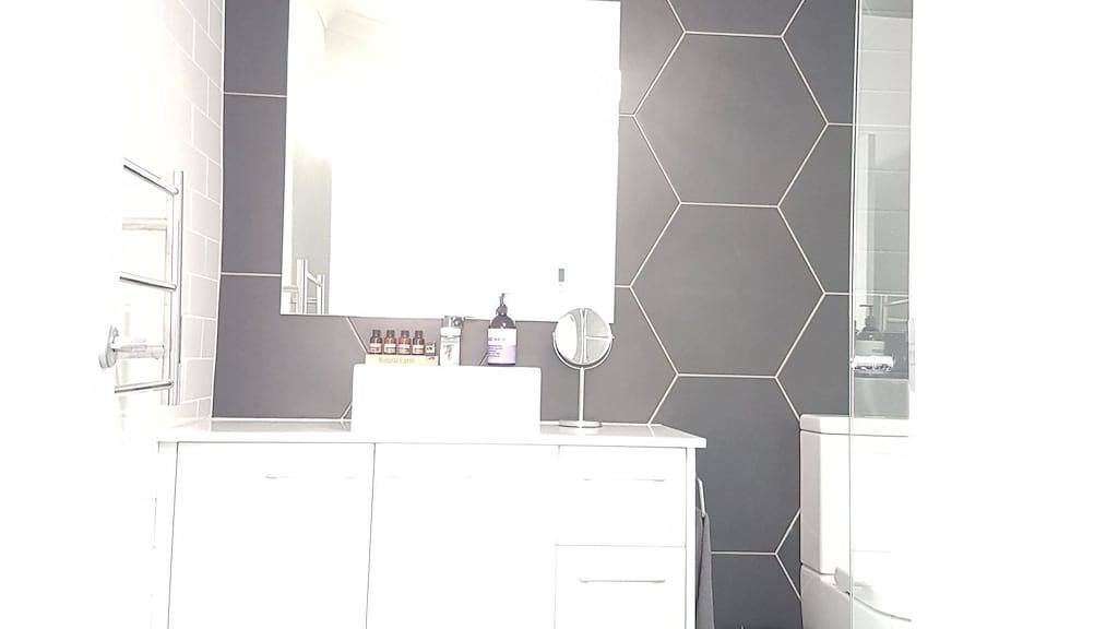 Husky Central, luxury, 2 minute walk to town, pet friendly, wi-fi, hygenic, warm in Huskisson, Jervis Bay