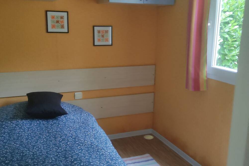 Spacious mobile home with terrace and lake view, ideal for families. in Bairon-et-ses-Environs, Ardennen