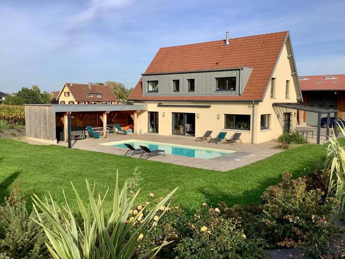 Location de vacances pour 8 personnes, avec jardin ainsi que jacuzzi et piscine à Pfaffenheim