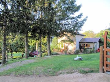 Gîte pour 4 personnes, avec terrasse et jardin à Bertignat