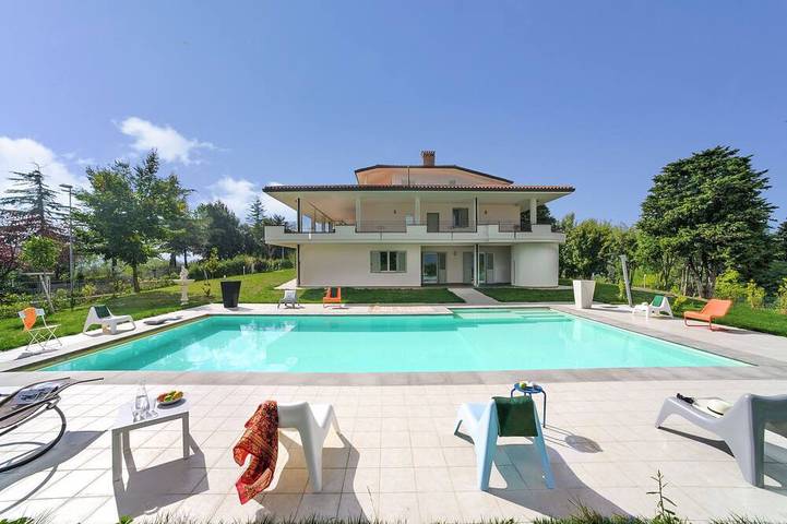 Ferienwohnung für 4 Personen, mit Balkon und Garten sowie Pool - 1