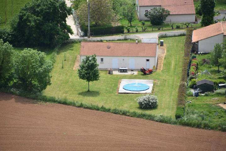 Location de vacances pour 6 personnes, avec jardin ainsi que piscine et vue, animaux acceptés à Cherveux - 2