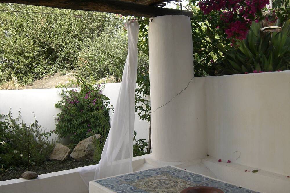 Ganze Wohnung, Cottage with large garden in the center of Panarea in Panarea