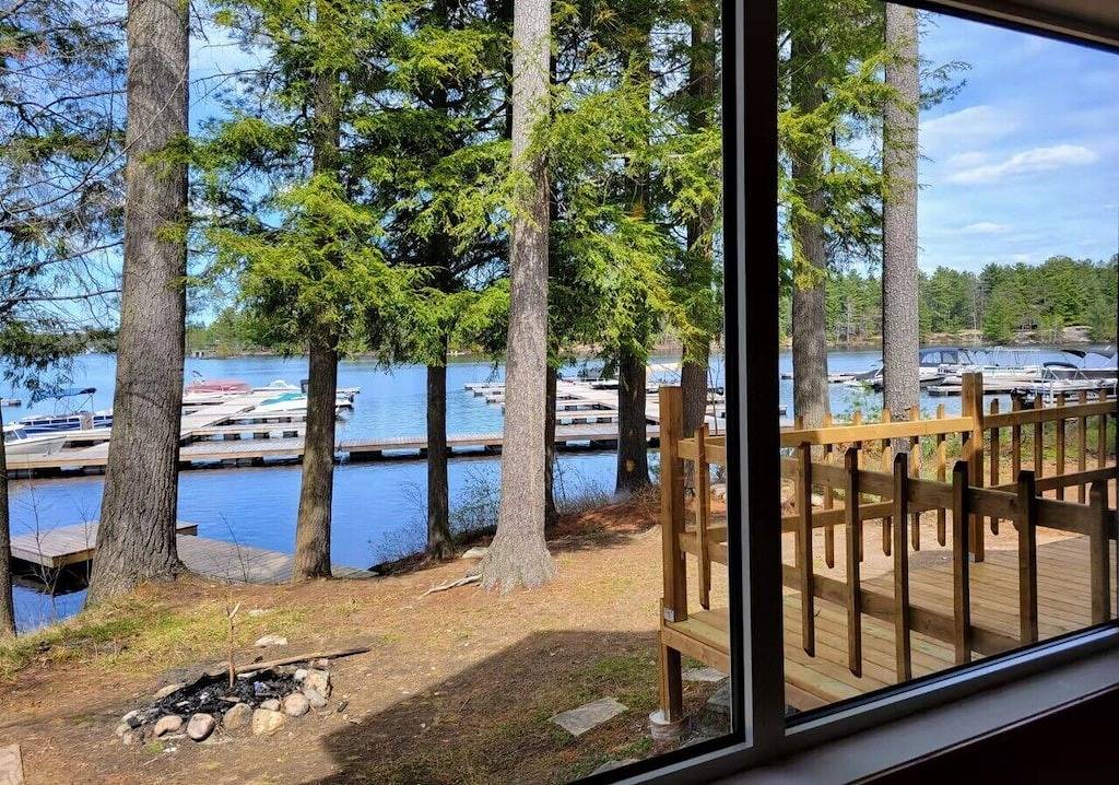 Lakefront Muskoka Beautiful Cottage in Muskoka