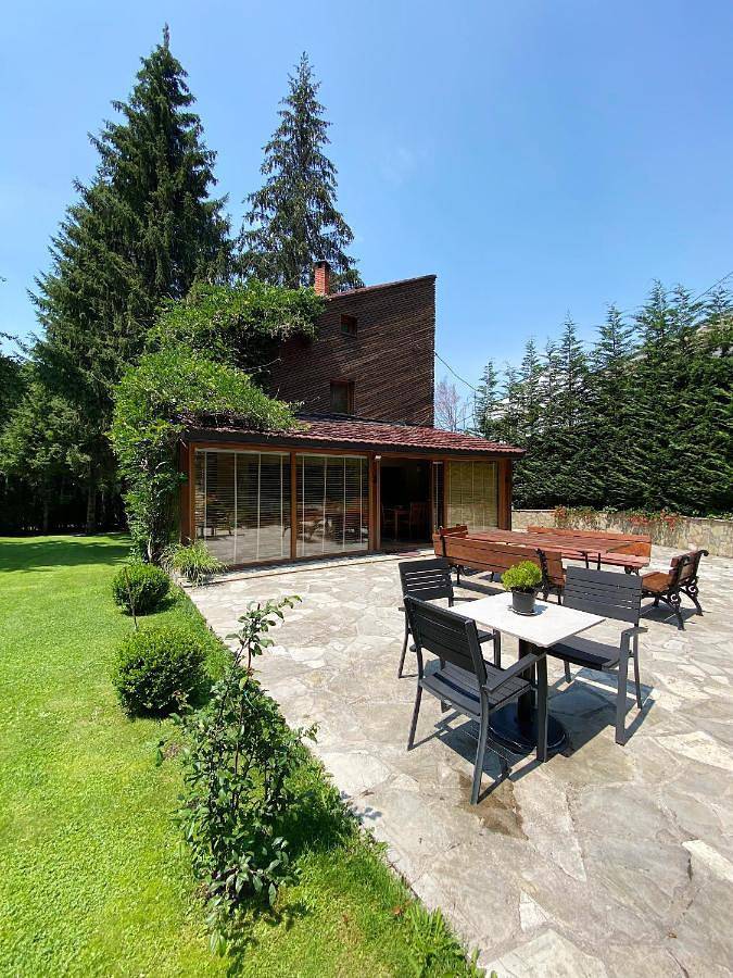 Villa für 8 Personen, mit Garten und Terrasse sowie Ausblick in Kosovo