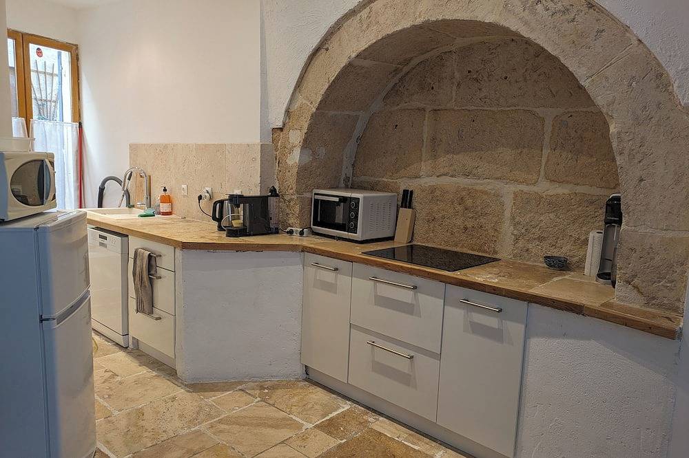 Apartamento entero, Large 3-room apartment in the heart of Sommières village, in a 16th century building in Sommières, Region de Nimes