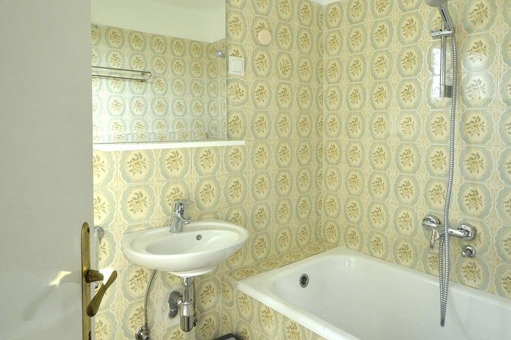 Ganze Wohnung, Insel Cres, Stivan, liebevoll restaur. Dorfhaus über der Adriabucht Meraščica in Martinscica, Cres