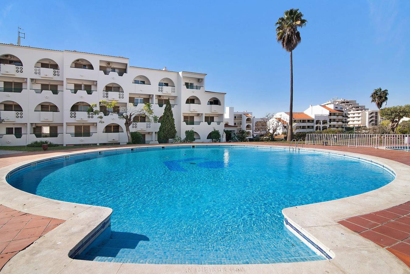 Ganze Wohnung, Ferienwohnung 'Max Tropical' in Meeresnähe mit Gemeinschaftspool & Wlan in Albufeira, Faro Distrikt