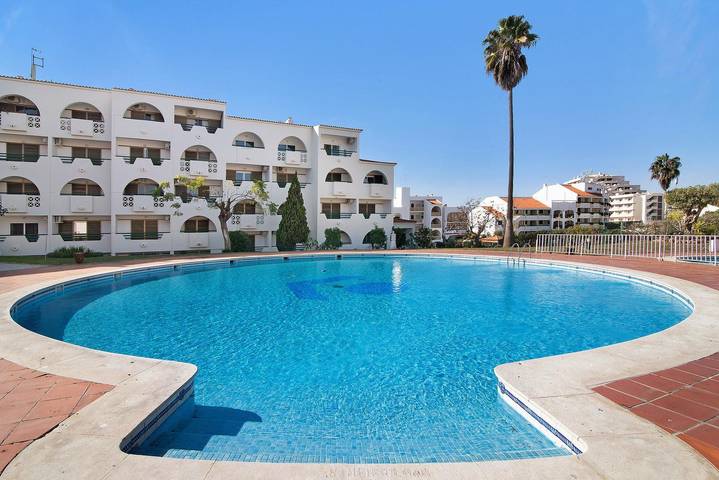 Apartamento de vacaciones para 4 personas, con balcón además de jardín y piscina para niños - 1