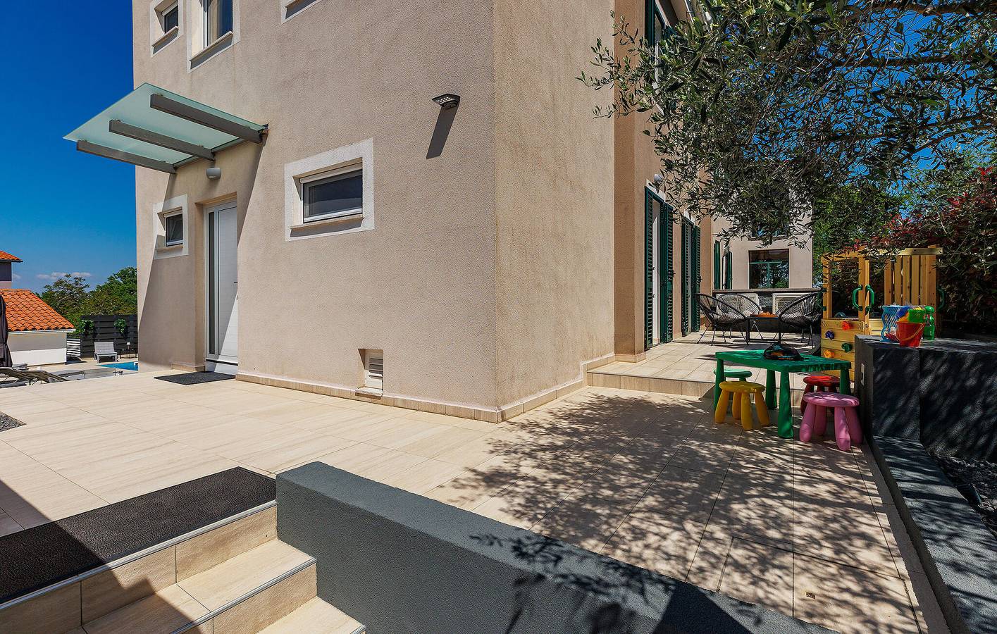Appartement moderne de 2 chambres avec piscine, terrasse et Wi-Fi, à 2 km de la rivière in Labin, Côte Est de l'Istrie
