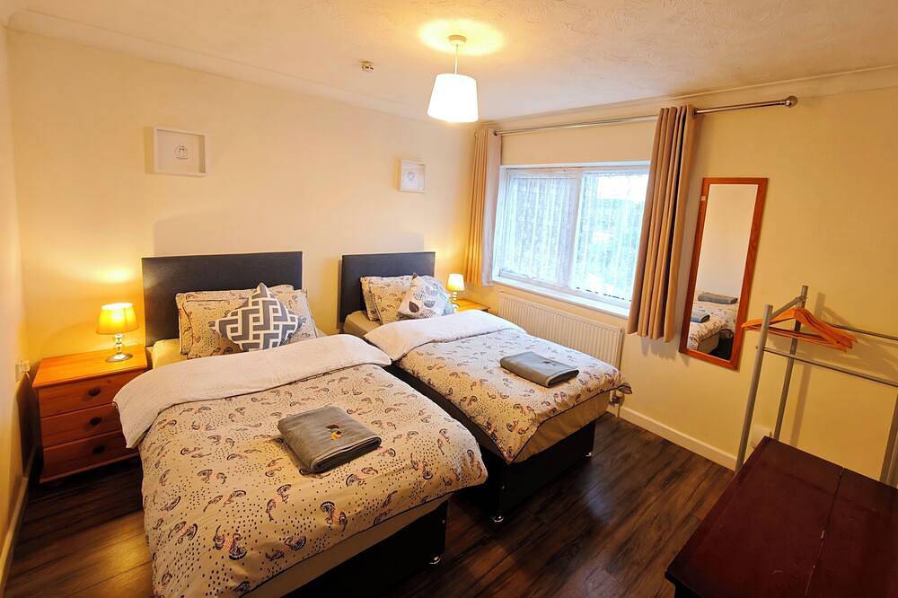 Spacious 3-Bedroom Home with Parking for Families & Business Guests Near Shops in Gosport, Hampshire