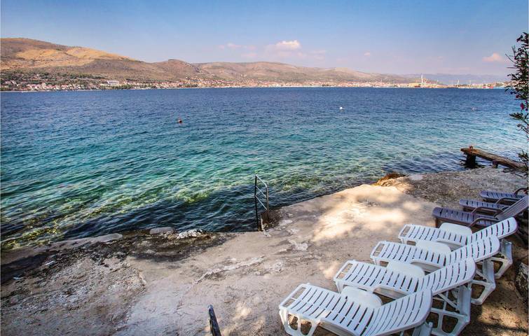 Gemütliche 1-Zimmer-Wohnung mit Terrasse, 600 m vom Strand Stari Porat entfernt in Okrug Donji, Ciovo