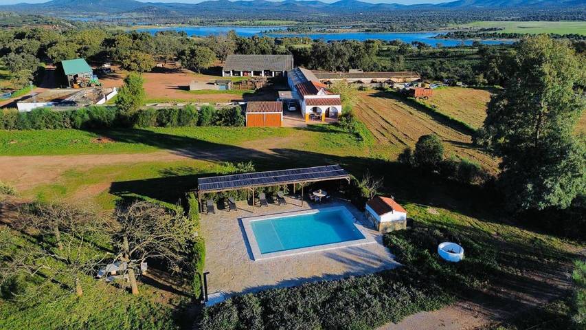 Casa rural para 6 personas, con vistas además de jardín y piscina, Se admiten mascotas en Cordobilla de Lácara