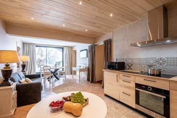 Appartement de vacances pour 3 personnes, avec sauna et terrasse ainsi que vue sur le lac et jardin, animaux acceptés dans le Cantal