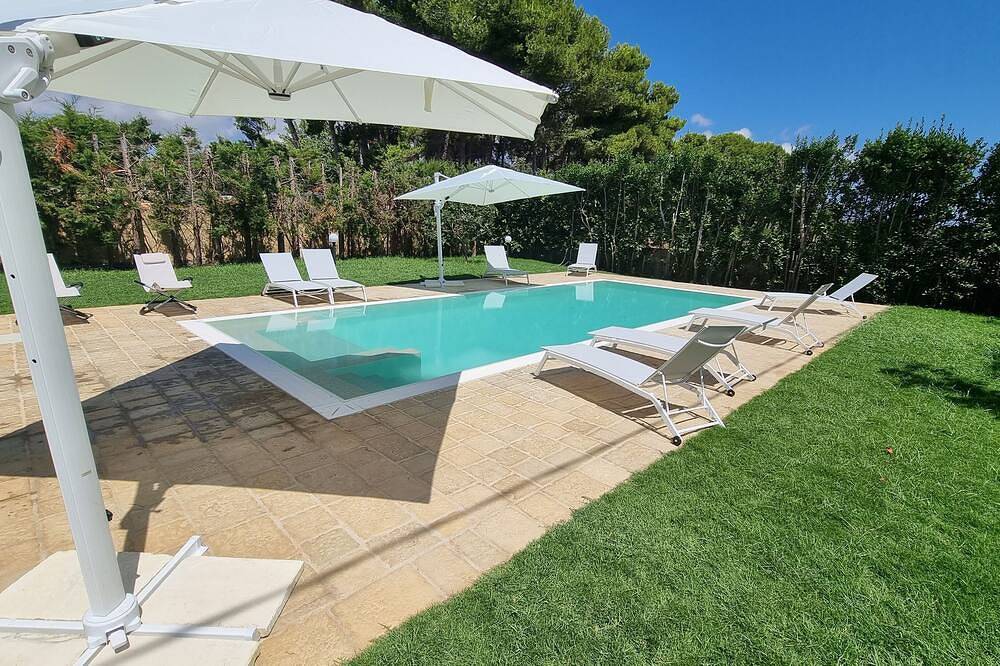 Villetta Iaculizzi with swimming pool in Salve, Golfo de Tarento