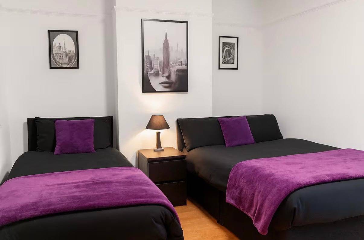 House Sleeps 10 with Enclosed Garden in Reading, Berkshire
