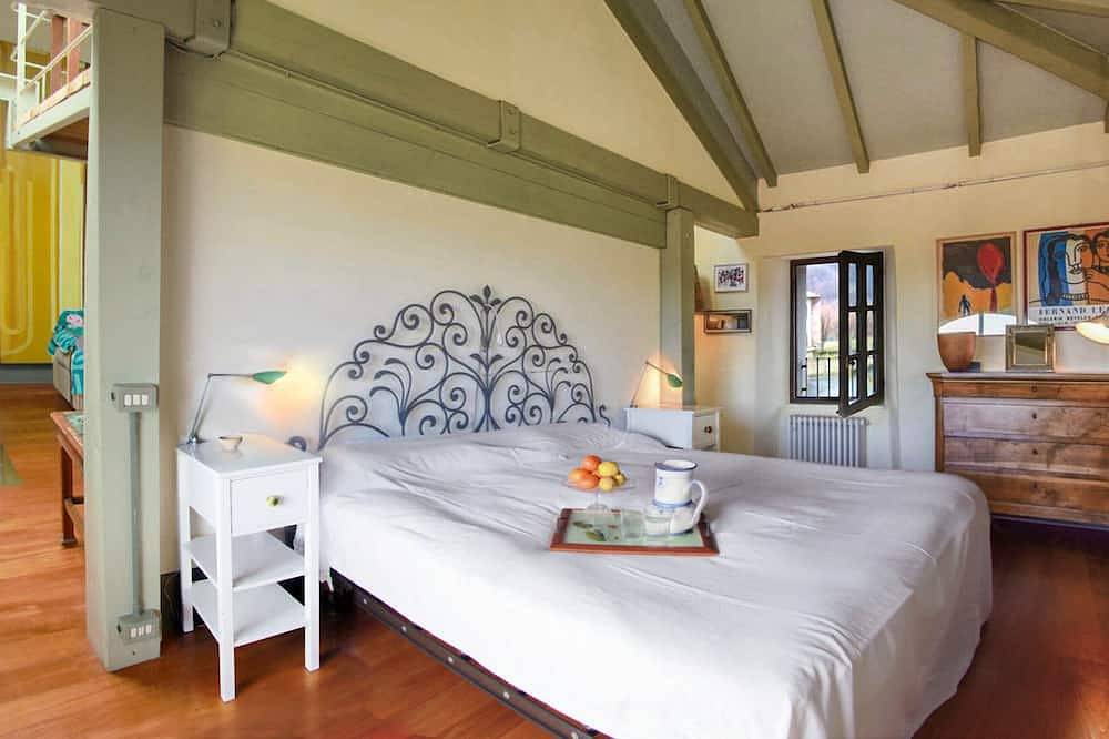 Seventeenth-century house on 2 floors, with Turkish bath and courtyards, 1km from Lake Orta. in Pella, Comune di Pella