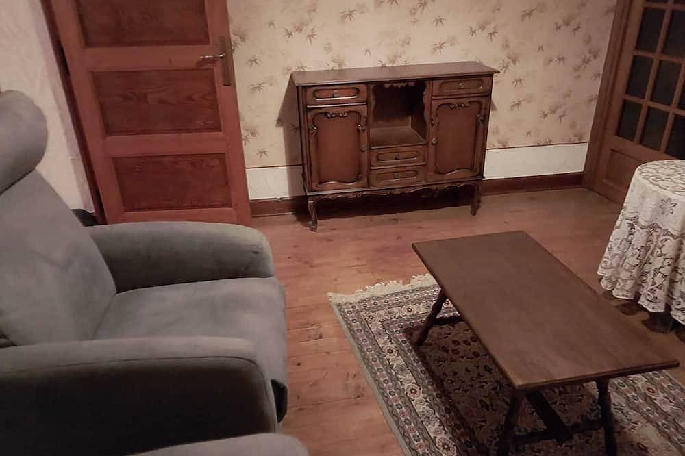 1 Bedroom Private vacation home in Saint-Pierre-la-Bourlhonne in Saint-Pierre-la-Bourlhonne, Parque Natural Regional Livradois-Forez