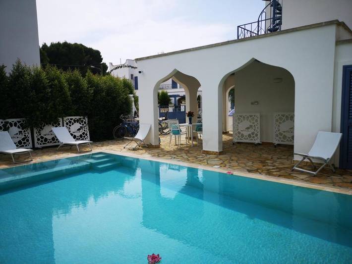 Apartahotel para 3 personas, con jacuzzi además de piscina y jardín en Apulia