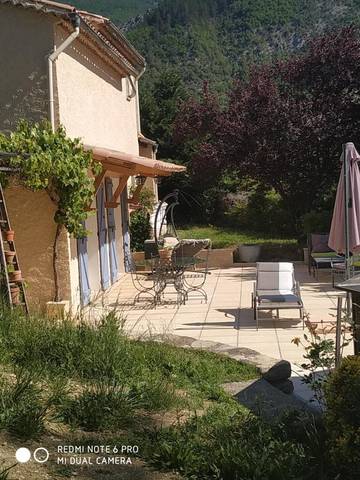 Chambre d’hôte pour 2 personnes, avec vue ainsi que piscine et jardin à Entrevaux