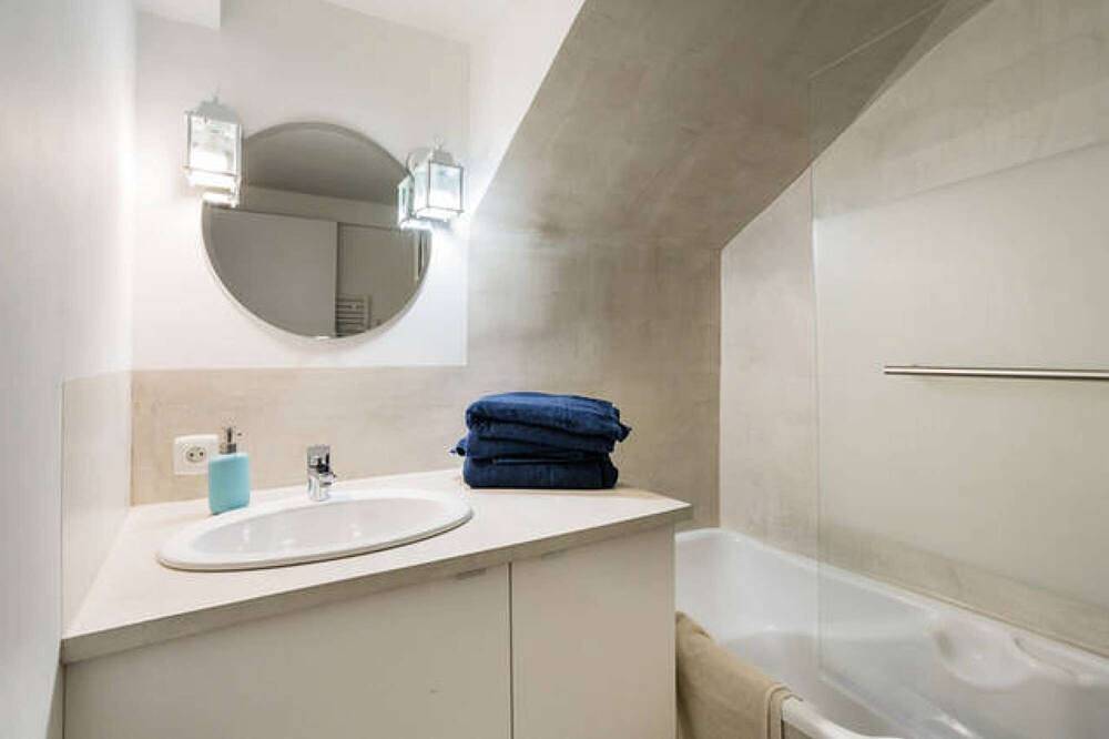Entire apartment, 1 Bedroom Flat Quartier Rotonde - Lift, Wifi, Air Conditionning / 1 to 6 People in Aix-en-Provence, Mediterranean Coast (France)
