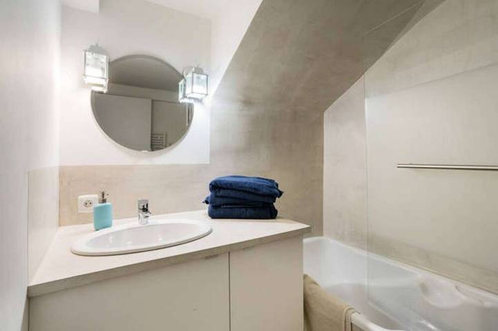 Entire apartment, 1 Bedroom Flat Quartier Rotonde - Lift, Wifi, Air Conditionning / 1 to 6 People in Aix-en-Provence, Mediterranean Coast (France)