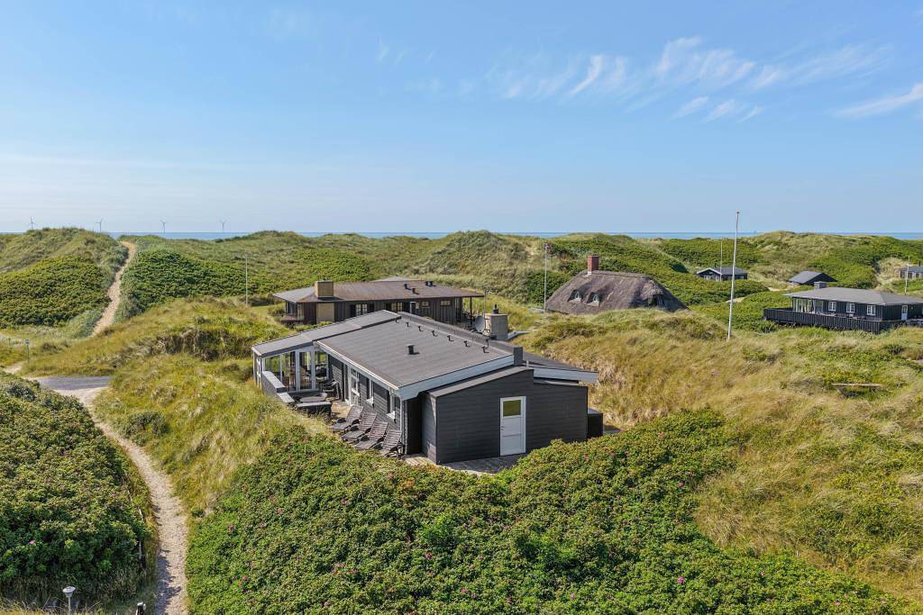 Central beach holiday home with wood-burning stove in Søndervig, Holmsland Klit