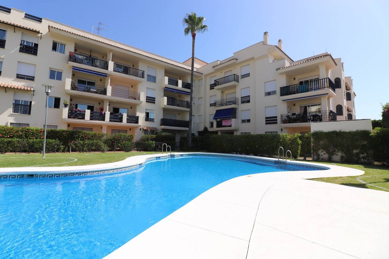 Entire apartment, Apartment 10 minutes walk from Puerto Banús in Marbella West, Marbella