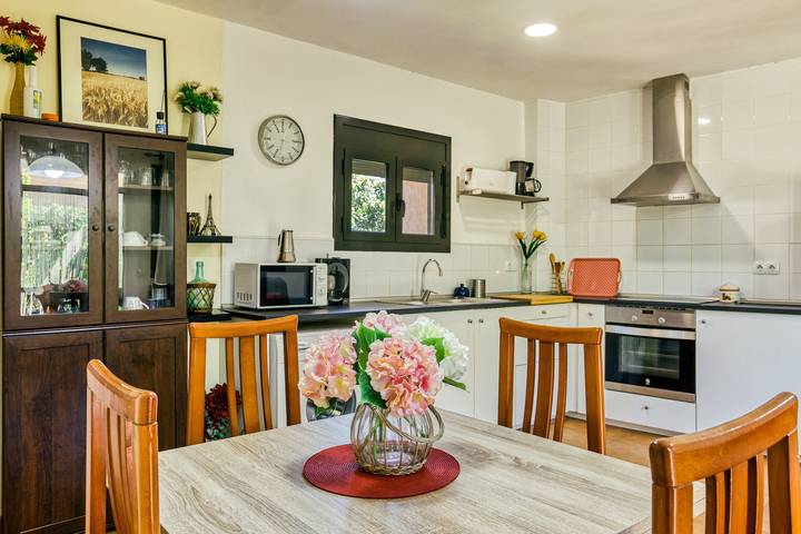 Apartamento entero, Casa de vacaciones 'Castell del Montgrí Baix' con vistas a la montaña y Wi-Fi in Torroella de Montgrí, Costa Brava