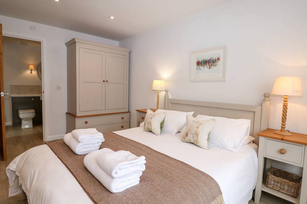 Fox'S Den, luxury holiday cottage, with pool in Titchfield Common in Fareham, Hampshire